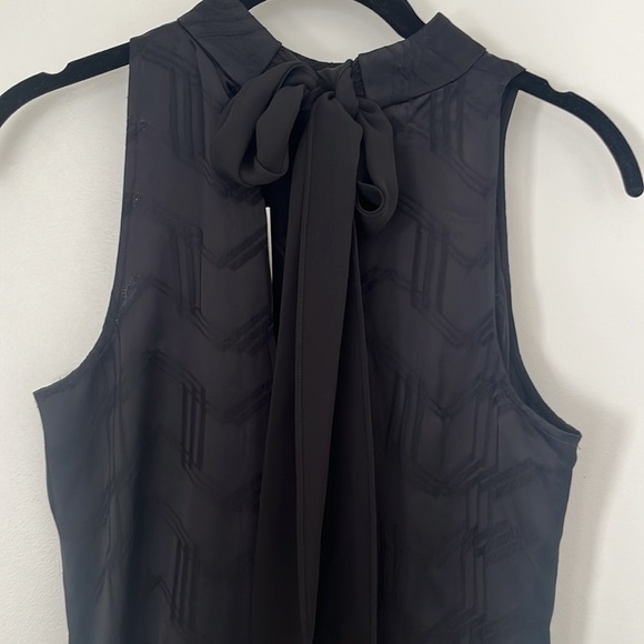 NWT THEORY Women's Silk Jacquard Sleeveless Tie Mock Shell Top Black size XS - Picture 4 of 5